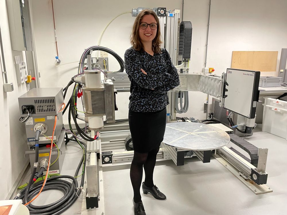 Our former CWI colleague Francien Bossema in front of a scanner. 