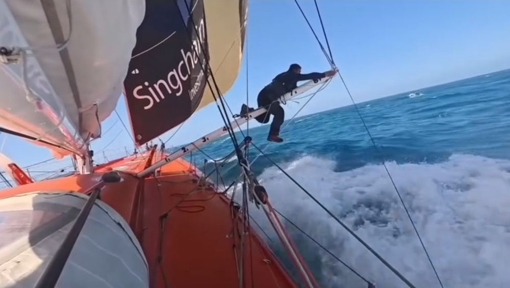 Jingkun at the end of the starboard outrigger while his boat is travelling at 16kn (30kmh)
#VendeeGlobe #VG2024