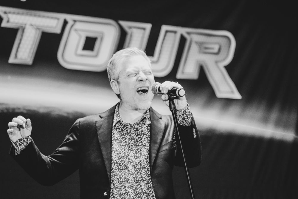 Anthony Rapp singing.