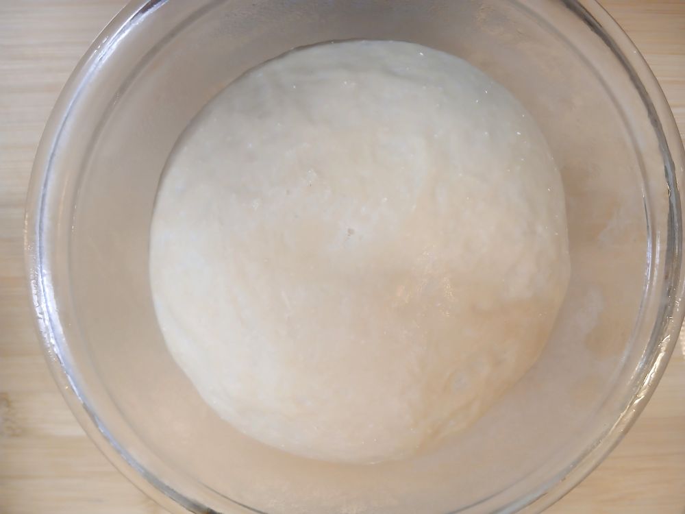 オーバーナイト法で冷蔵庫に入れていた生地を出した。成形前。