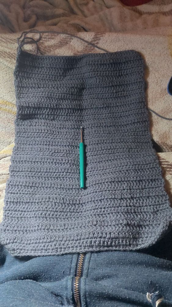 Der graue Wollschal ist jetzt etwas mehr als 40cm lang und etwa 25cm breit