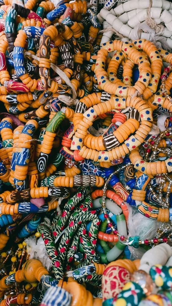 Ein Haufen selbstgeknüpfter Armbänder