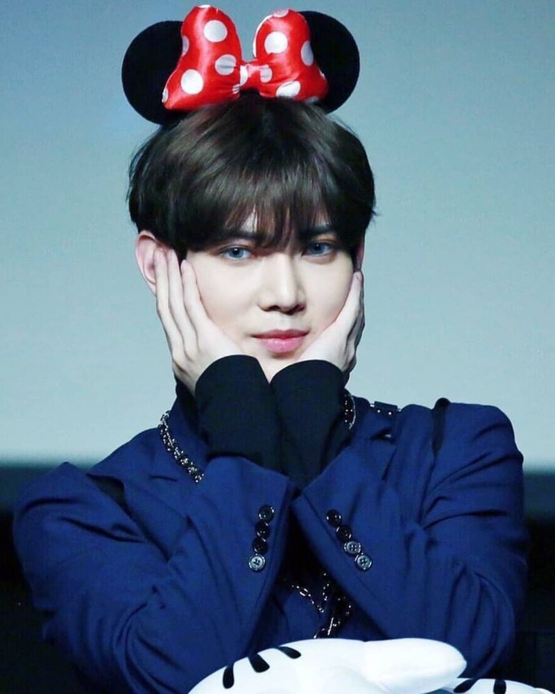 Kang Yeosang (ATEEZ) wearing a minnie mouse ear headband