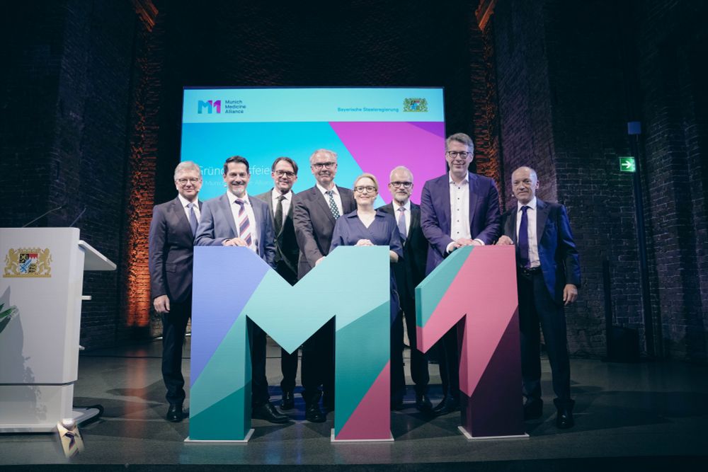 The Foundation Council and Foundation Board of the new alliance (from left to right): Dr. Martin Siess, Prof. Dr. Thomas F. Hofmann, Prof. Dr. Dr. Matthias Tschöp, Prof. Dr. Markus M. Lerch, Prof. Dr. Stephanie E. Combs, Prof. Dr. Thomas Gudermann, Minister of Science Markus Blume, and Prof. Dr. Martin Hrabe de Angelis.
© Axel Koenig - StMWK
