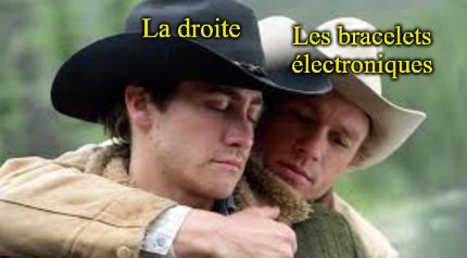 Image du film Le secret de Brokeback Mountain avec Heath Ledger et Jake Gyllenhaal s'enlaçant. Sur l'un la légende "La droite" sur l'autre la légende "Les bracelets électroniques"