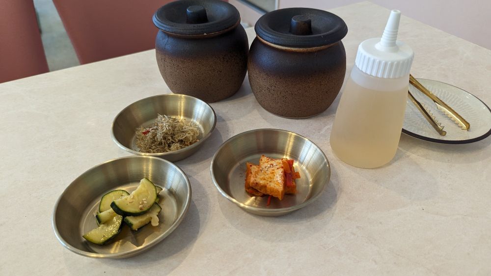 韓国料理店の突き出し、パンチャン
ジャコの煎物っぽいやつ
ズッキーニの冷菜
厚揚げの炒めたっぽいやつ
キムチの入った壷