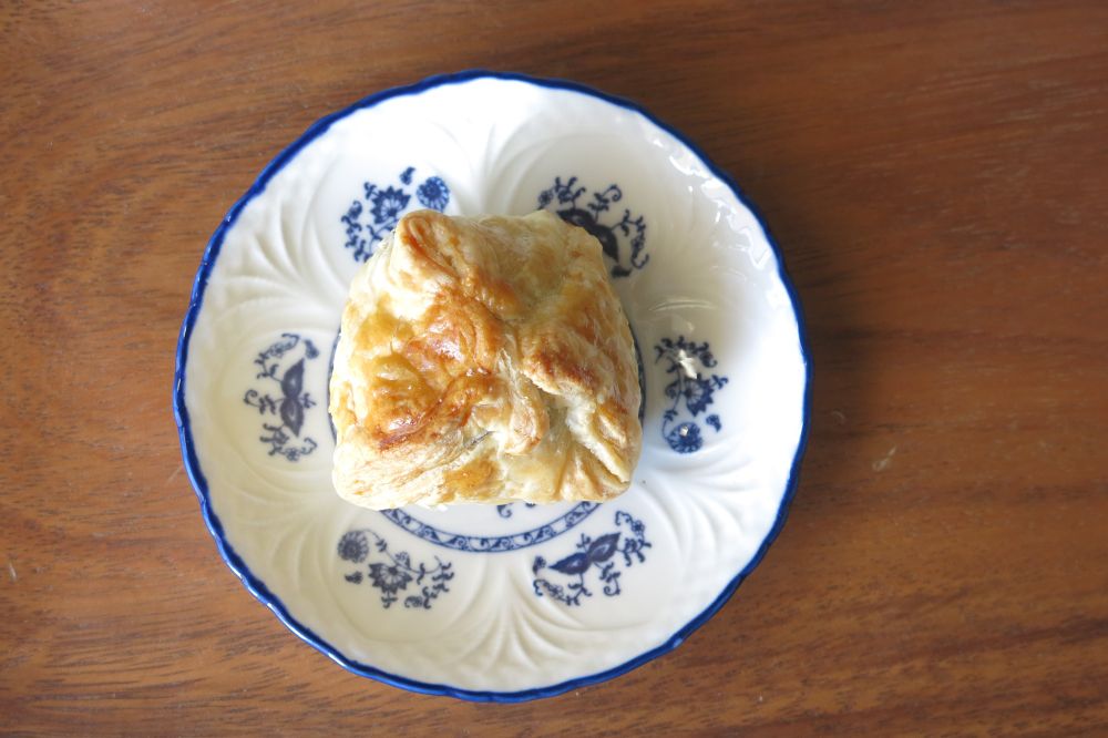 栗のパイ＋白地に草花柄の小皿＋木製のパン皿