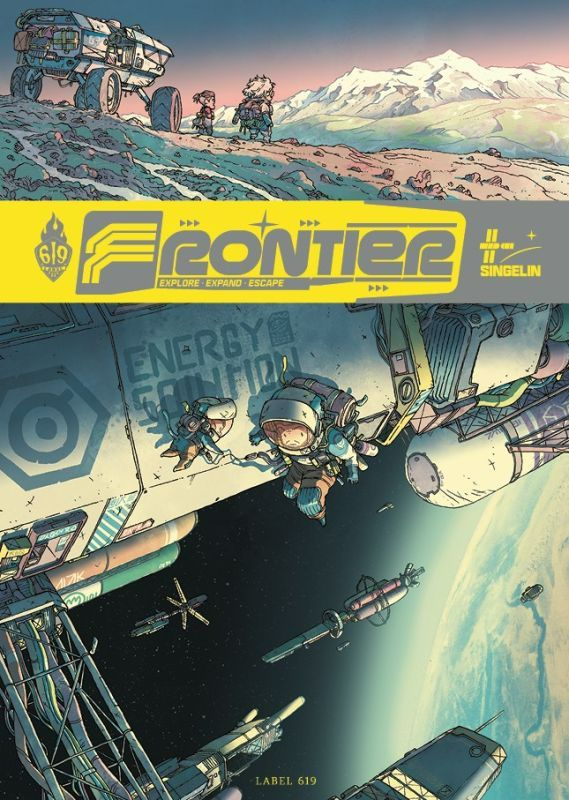 Couverture de la BD Frontier, de Singelin, Label 619
Le tiers du haut est occupé par une vue de montagnes enneigées avec un sorte de gros Rover au premier plan ainsi que deux personnes, de dos.
Le titre, un bandeau jaune et argent
Dessous, une vue d'une personne en scaphandre évoluant dans l'espace à l'extérieur d'un vaisseau ou d'une station spatiale, avec d'autres vaisseaux et une planète en arrière-plan