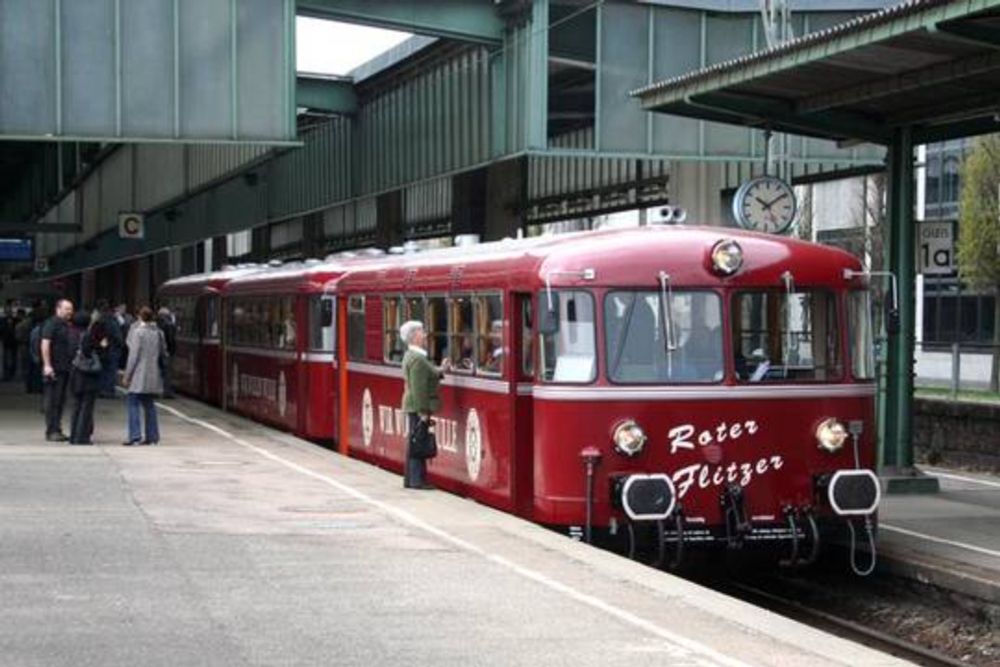 Tag der offenen Baustelle im neuen Hauptbahnhof - Schienenbus ROTER FLITZER