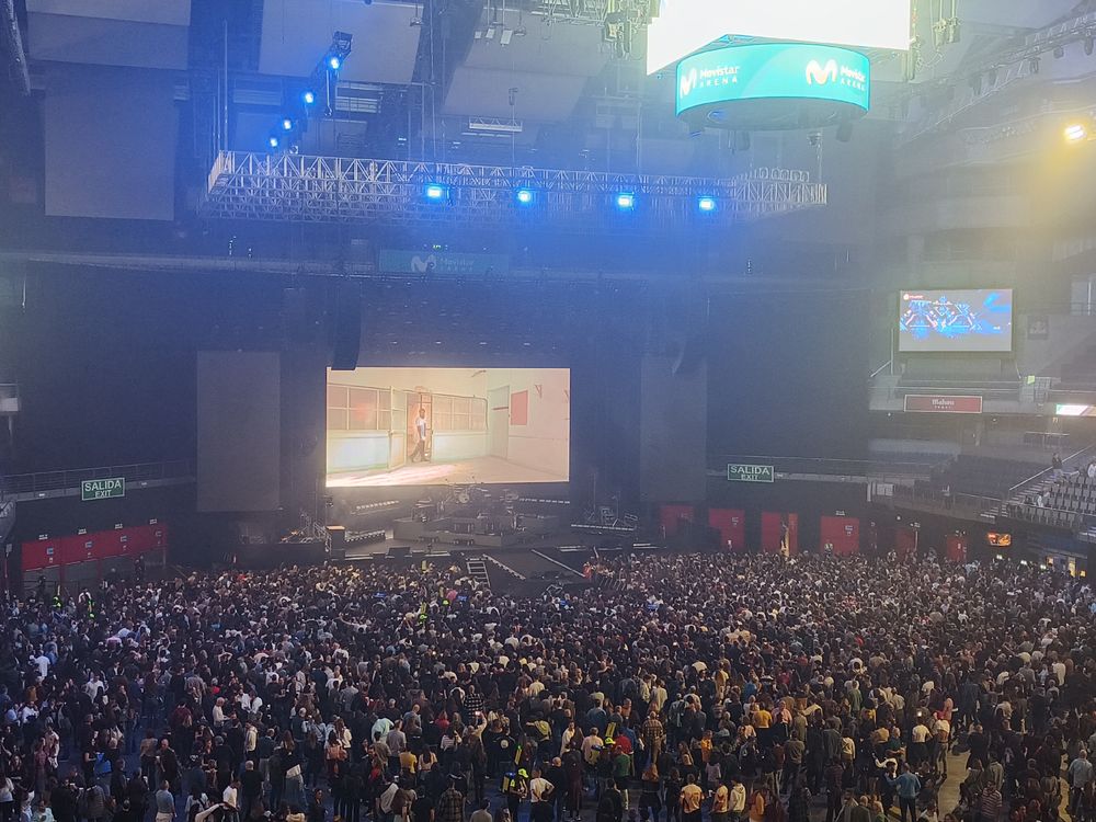 Estadio Madrid arena lleno de gente en la pista 