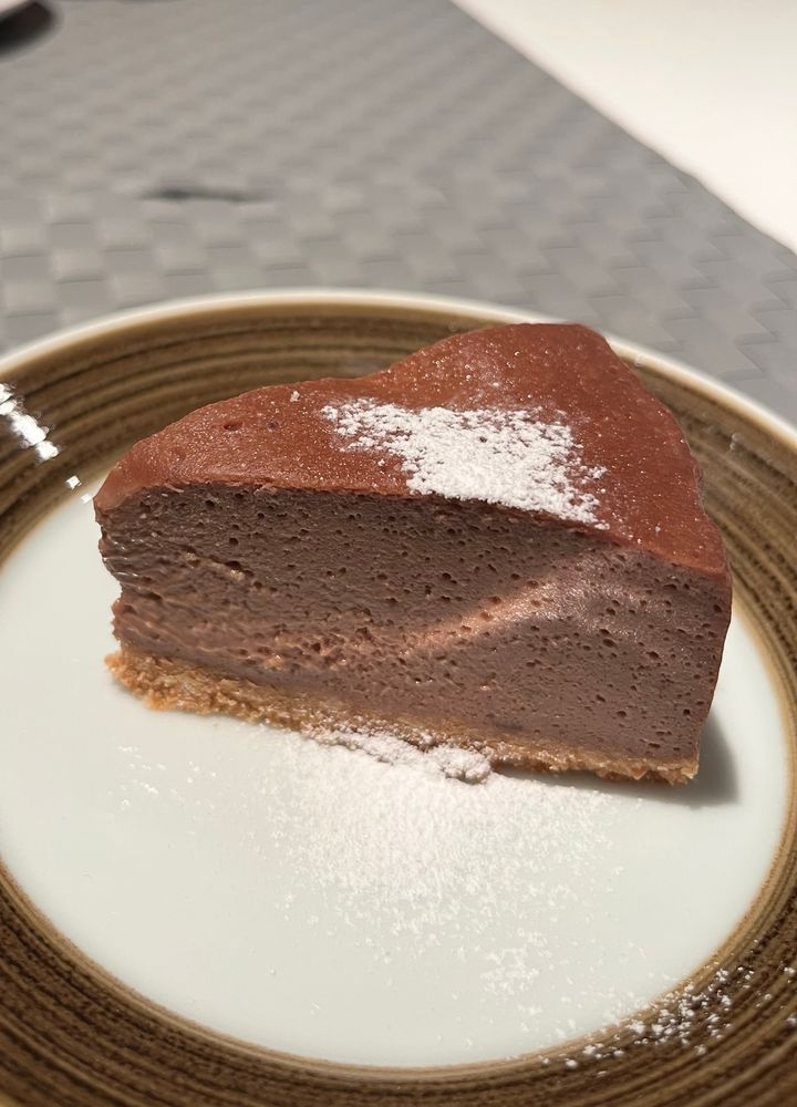 チョコチーズケーキの写真。あんまりおいしそうに見えない。粉砂糖がかかっている。