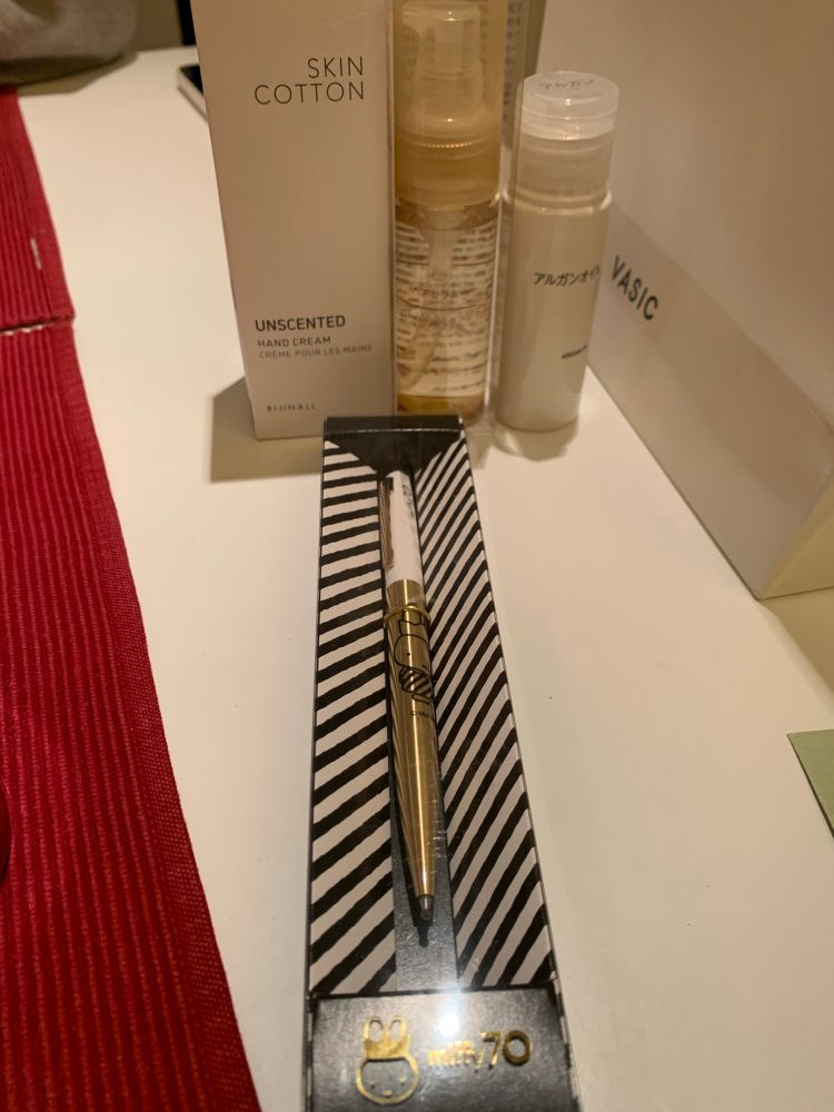 プレゼントでもらったもの。ハンドクリーム、ヘアセラム、アルガンオイル、ミッフィ70周年記念ボールペン。かわいい。