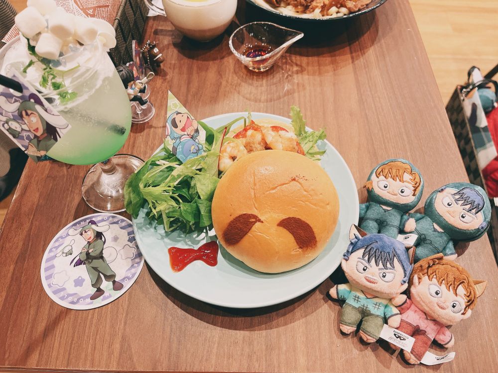 フードの写真。
左に仙蔵のドリンクと仙蔵コースター、真ん中にしんべヱのハンバーガー、右にろくはのほわぬい4人！