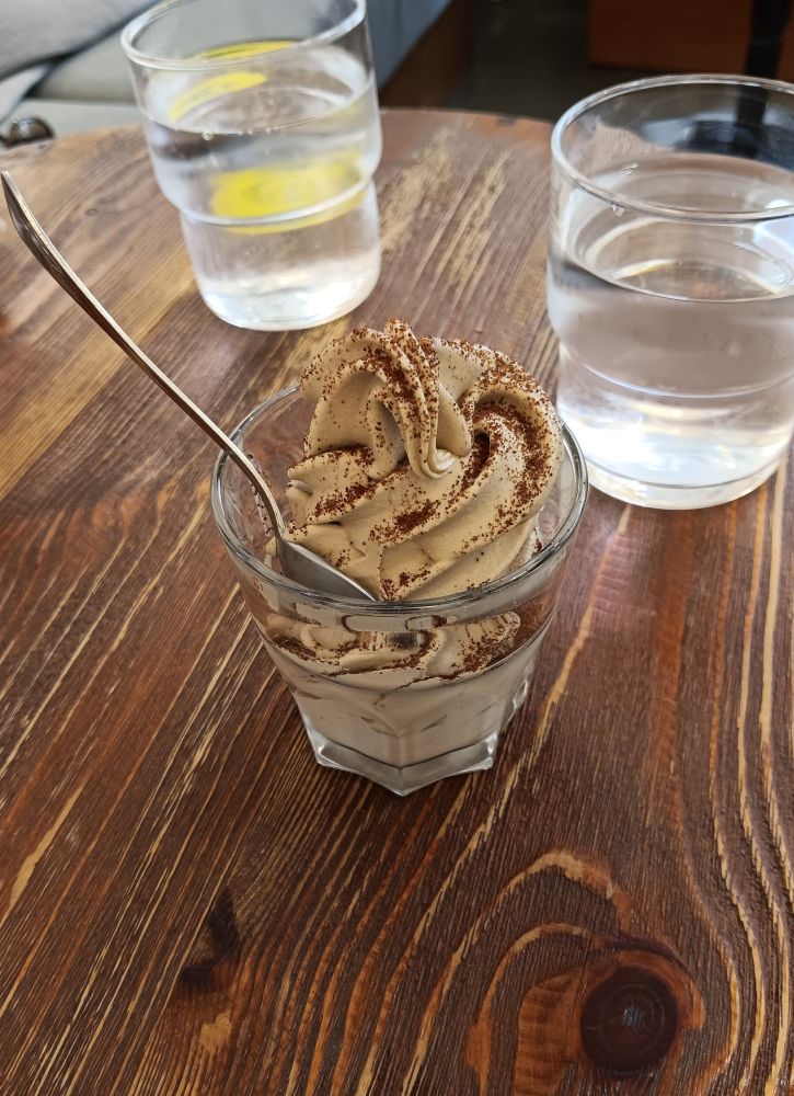 Annos kahvijäätelöä lasissa