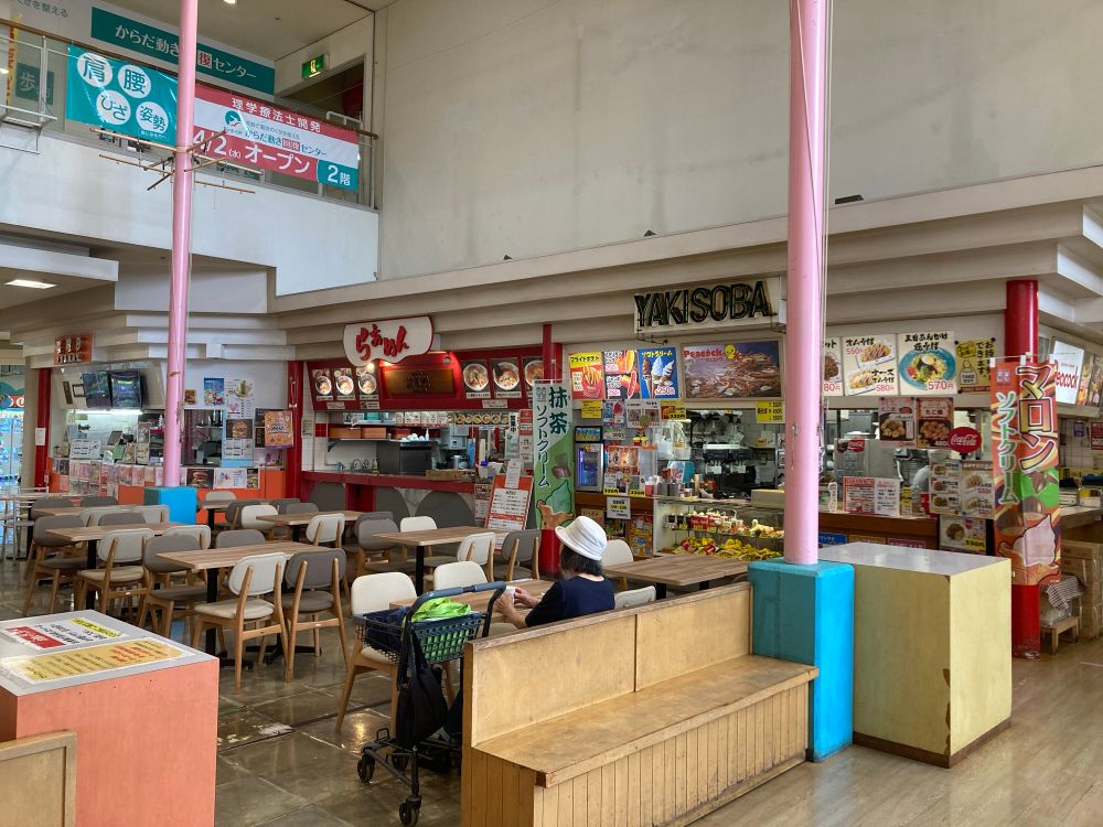 お目当てのレトロなフードコート