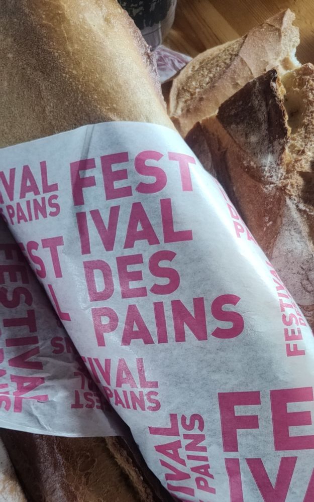 Pain emballé dans du papier estampillé "Festival des pains" 