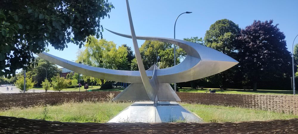 L'oeuvre d'acier "L'Hirondelle", sur son nouveau socle entouré d'herbe 