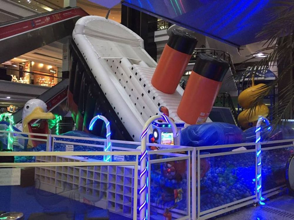 Navio inflável que remete ao 'Titanic' causa polêmica em shopping em SP