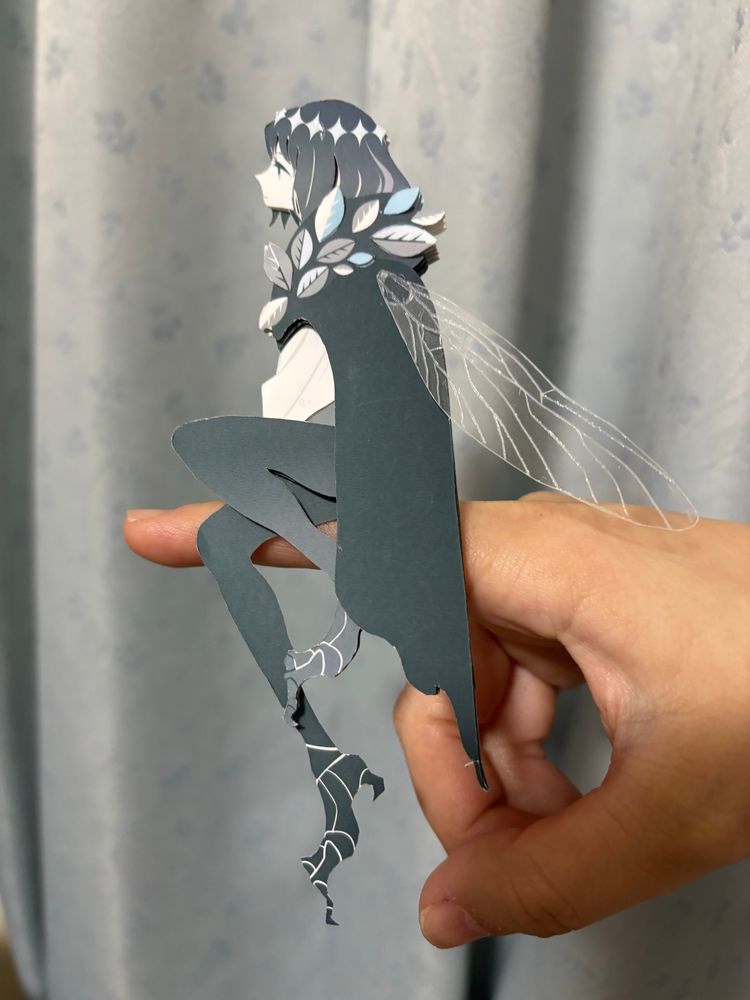 指に乗っている紙製のオベロン