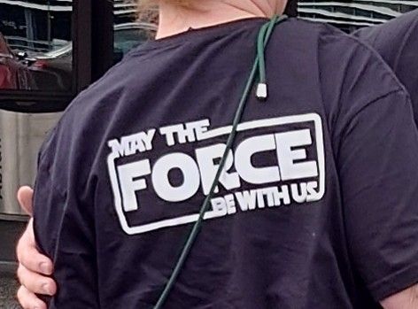 Blaues T-Shirt. Aufschrift: May the Force Be With us