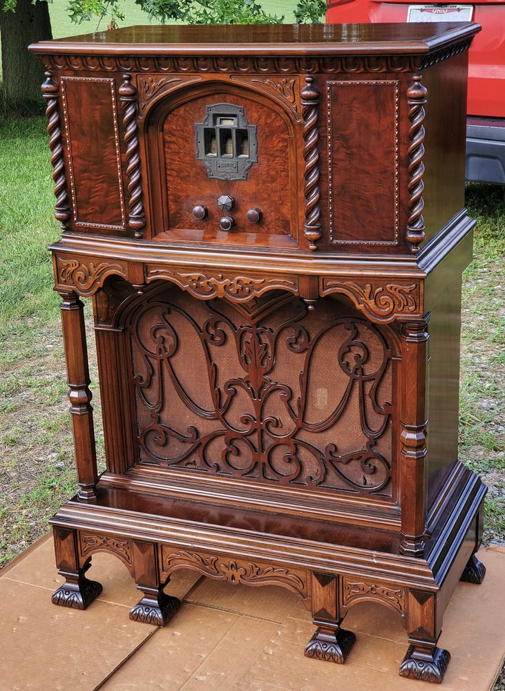 Front view of a 1933 Interocean 530 radio after cleaning all dirt and mold off of it. Note it has incorrect knobs.