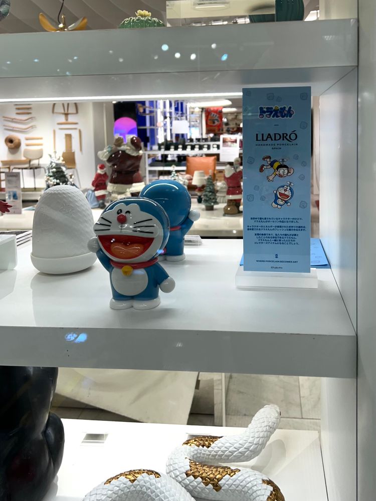 陶器のドラえもんの置物が棚に陳列されている