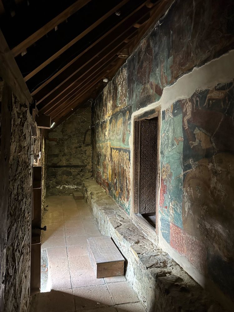 1280年の木造屋根と壁画、拝廊は16世紀の増築