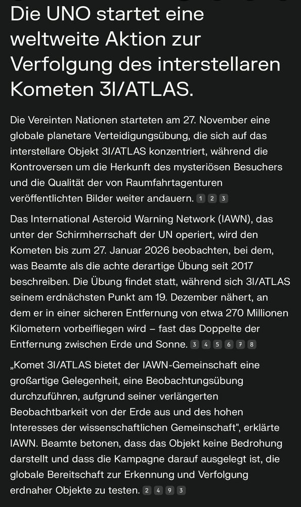 Rechteckiger Screenshot eines deutschsprachigen Nachrichtenartikels auf schwarzem Hintergrund mit weißer Schrift. Überschrift fett und groß: „Die UNO startet eine weltweite Aktion zur Verfolgung des interstellaren Kometen 3I/ATLAS.“ Darunter mehrzeiliger Fließtext, der eine UN-Übung zur planetaren Verteidigung beschreibt. Genannt werden Startdatum 27. November, das International Asteroid Warning Network (IAWN), die Beobachtungsphase bis 27. Januar 2026 und die sichere Annäherung des Kometen in etwa 270 Mio. Kilometern Entfernung. Mehrere kleine nummerierte Quellenhinweis-Icons stehen im Text verteilt.
