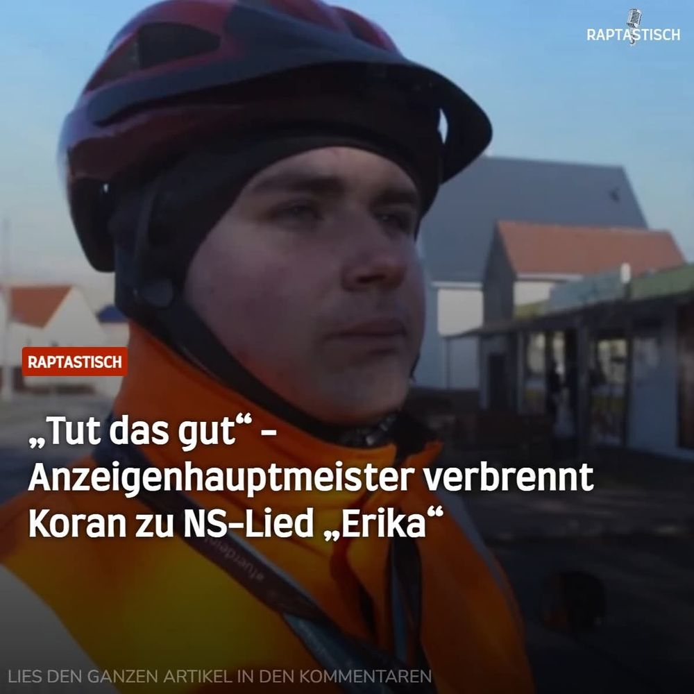 Ein junger Mann mit orangefarbener Warnjacke und rotem Fahrradhelm steht im Freien und blickt ernst zur Seite. Hintergrund: unscharfe Häuser und ein hellblauer Himmel. Über dem Bild liegt ein Nachrichten-Overlay mit der Schlagzeile über einen „Anzeigenhauptmeister“, der einen Koran zu einem NS-Lied verbrennt.