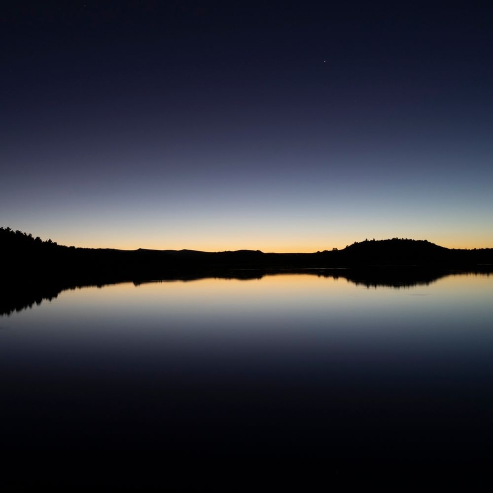 Couleurs vespérales, miroir de l'eau d'un lac.