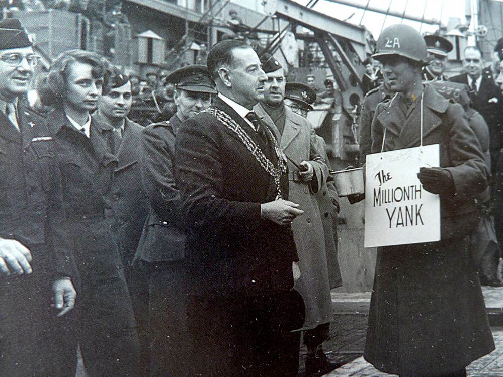 Private Paul Shimer Jr of the US Army, with a sign around his neck saying "The Millionth Yank", at Southampton Docks on the 25th October 1944 with Mayor of Southampton, Rex Stranger
