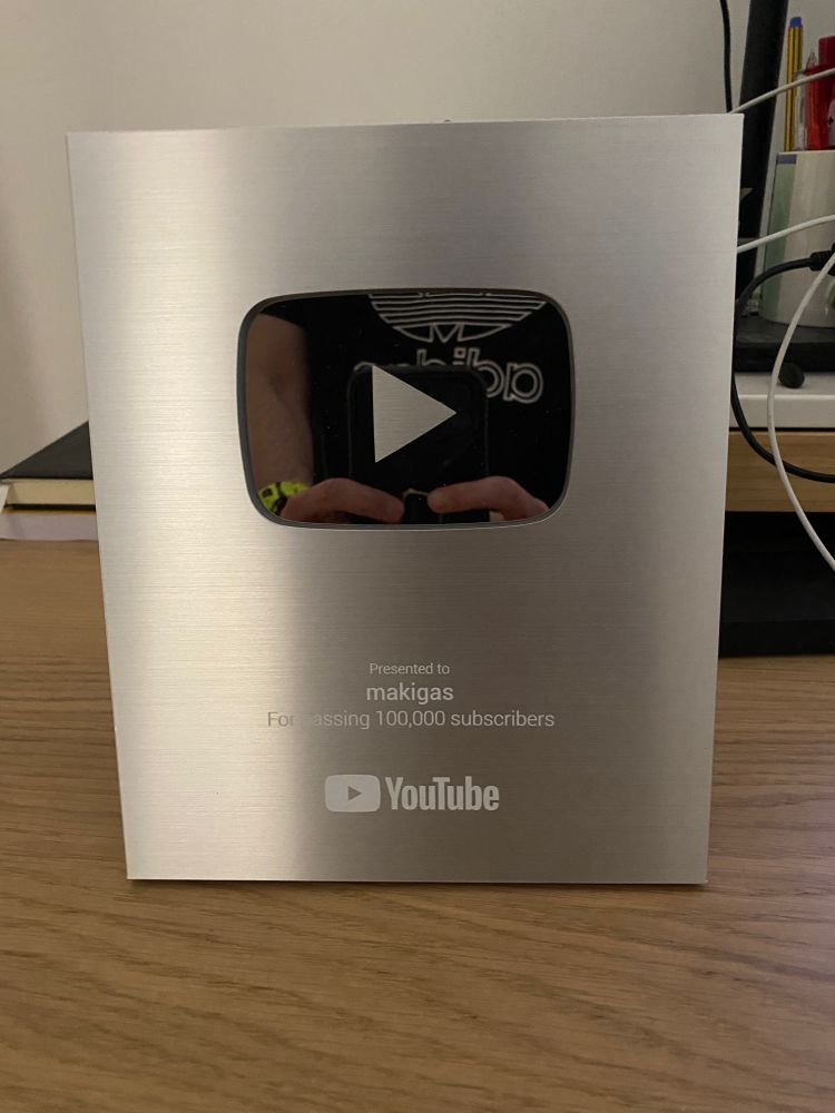 Una placa de YouTube celebrando que el canal ha pasado de los 100.000 suscriptores.