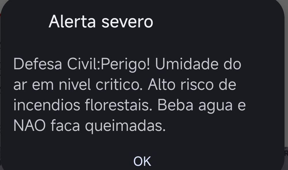 imagem com o aviso do sistema de um celular android, com os dizeres "Defesa Civil: Perigo! Umidade do ar em nivel critico. Alto risco de incendios florestais. Beba agua e NAO faça queimadas."