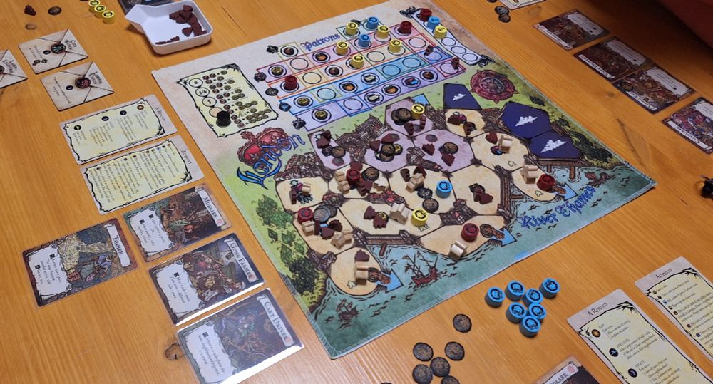 Der Wechsel zwischen Arbeiter einsetzen am Tag und Arbeiterkarten ausspielen in der Nacht ist eine tolle Mechanik, die eine erstaunliche Tiefe bietet 