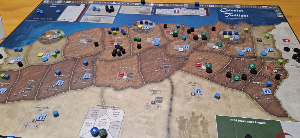 Colonial Twilight Spielbrett mit vielen verschiedenen Markern und Spielsteinen, welche die Truppen der algerischen Regierung und die Guerrillas der FLN im französisch-algerischen Krieg darstellen.