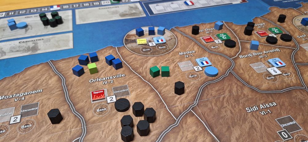 Ausschnitt des Colonial Twilight Spielbretts rund um die Stadt Algiers mit schwarzen Spielsteinen der FLN und farbigen Steinen der Regierung.