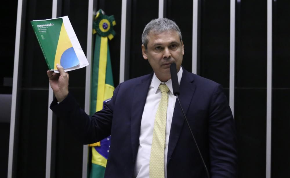 Mais cedo, Alexandre de Moraes determina vigilância integral de Bolsonaro pela polícia penal, após um pedido do deputado ao STF