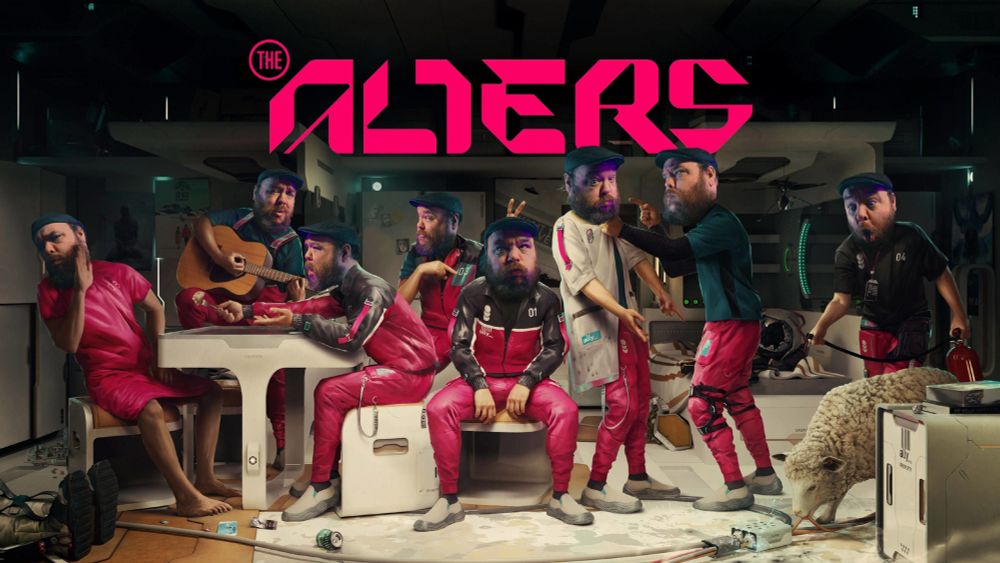 Illustration du jeu The Alters montrant une scène futuriste dans un vaisseau avec plusieurs clones d’un même homme barbu en tenue rose et noire, chacun dans une posture ou activité différente (jouer de la guitare, discuter, nettoyer, etc.). Le titre du jeu apparaît en haut en lettres roses. Toutes les têtes ont été remplacées par celle de Guile, ajoutée de manière humoristique. Un mouton est aussi présent au sol, reniflant des câbles.