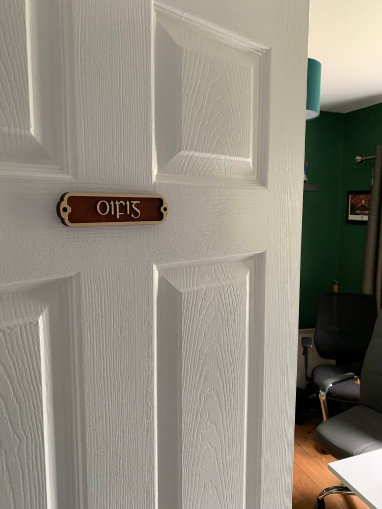 Radharc eile ar an doras ⁊ m’oifig le feiceáil sa chúlra.