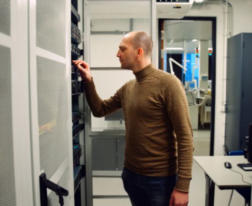 ICT medewerker in de serverruimte