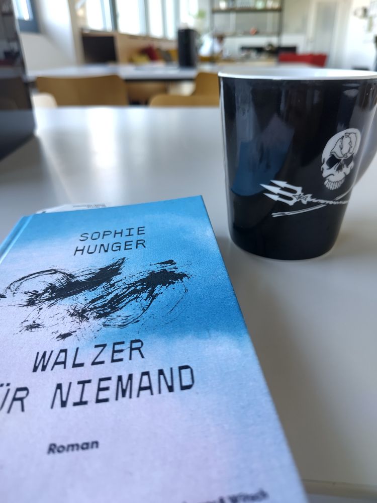 Buch von Sophie Hunger "Walzer für Niemand" und Kaffeetasse auf einem Tisch 