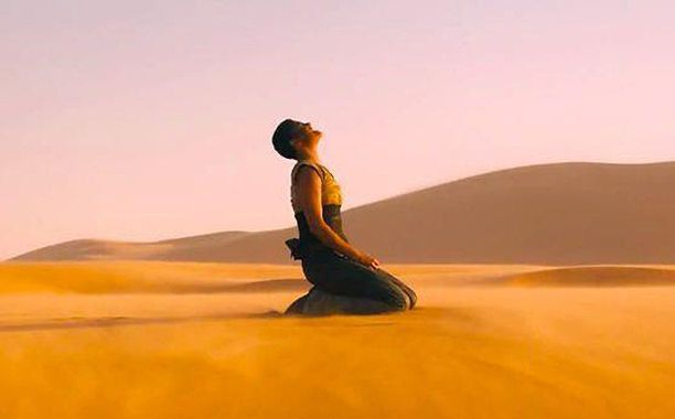 Furiosa I’m Mad Max: Fury Road, kneeling in a vast wasteland of sand beneath an uncaring sky, despairing that everything she has pinned her survival on has passed from the earth