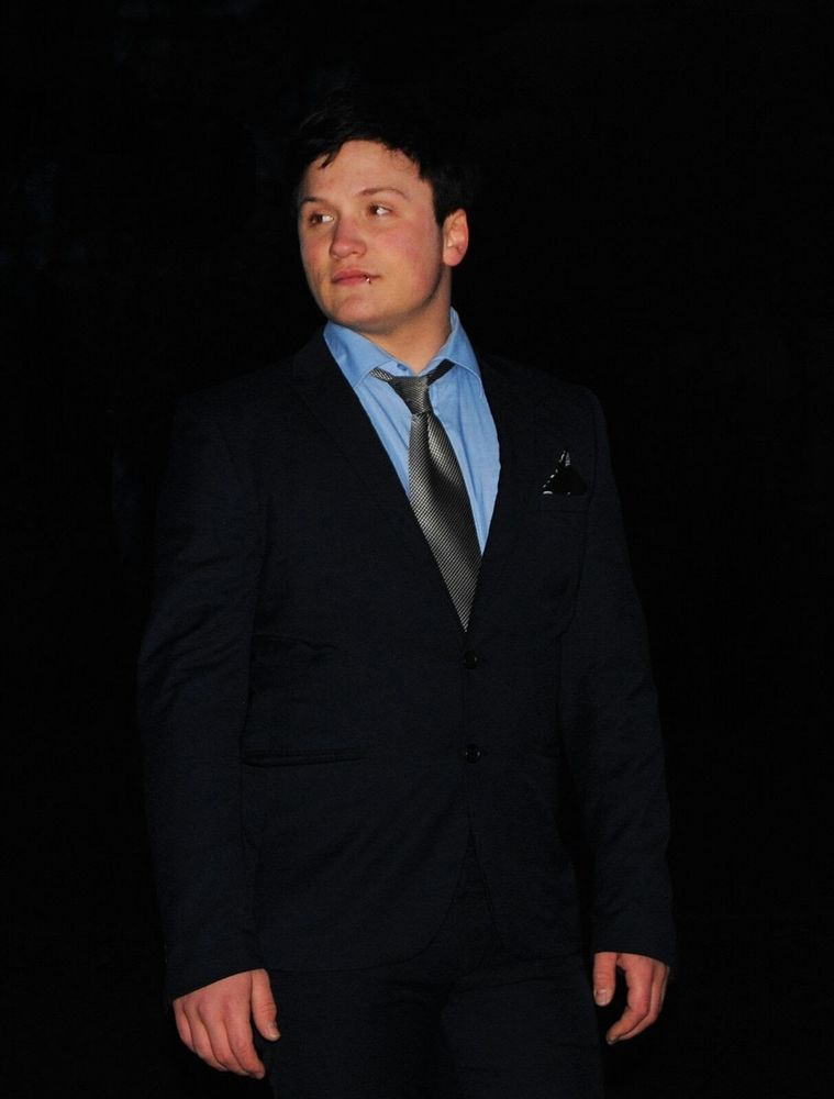 Ich im Dunklen im Anzug.