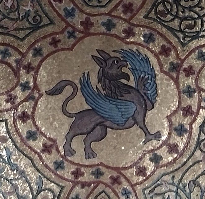 Faccia buffa del grifone dagli occhi spalancati
Sala di Re Ruggero Palazzo Reale a Palermo (sede del Parlamento regionale siciliano)