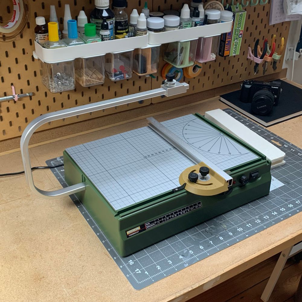 A photo of my workbench with my freshly unpacked Proxxon Thermocut, ready for use.