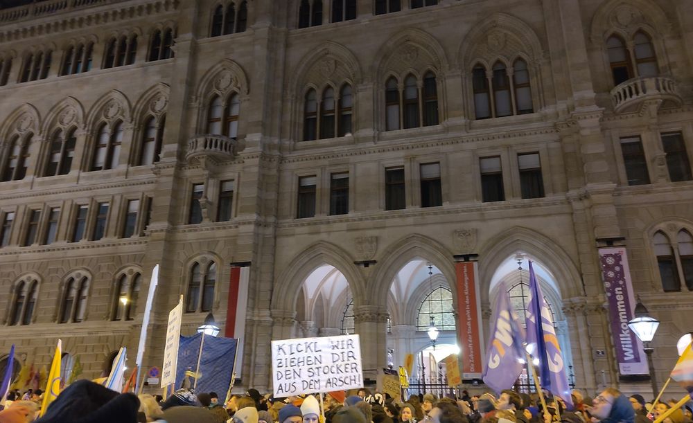 Demo gegen Rechts, Blick aufs Rathaus. Demoschild sagt: Kickl wir ziehen dir den Stocker aus dem Arsch
