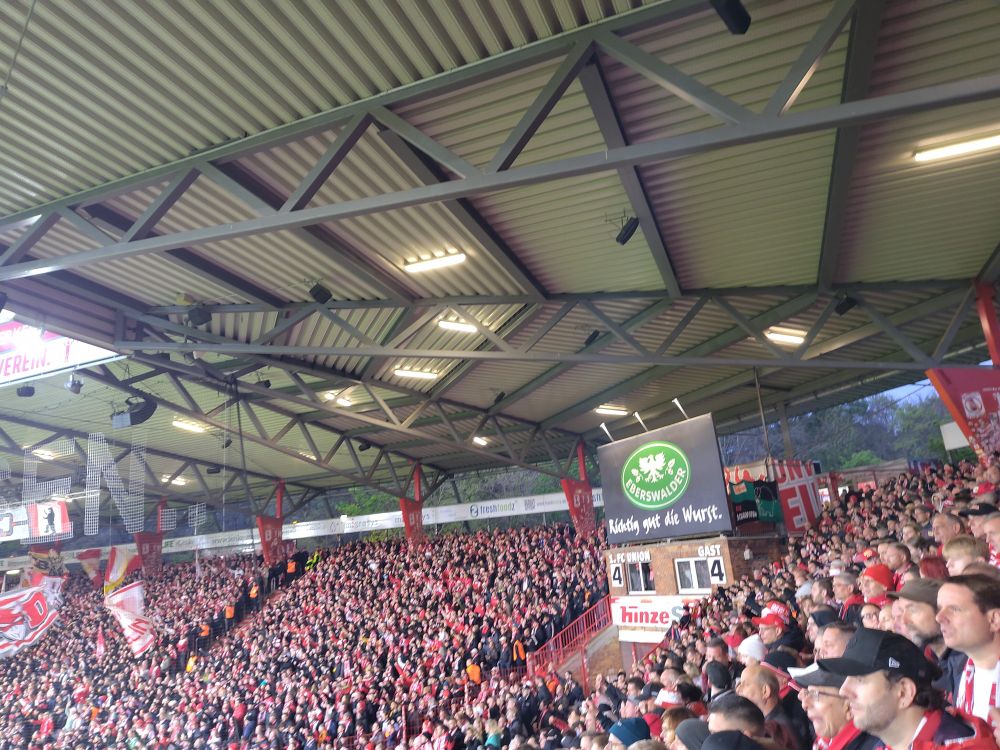 Stadion ADAF und die alte Anzeigetafel mit dem 4:4 gegen Stuttgart 
