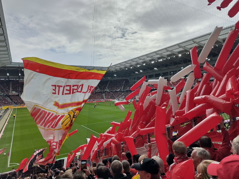 Union-Block in Freiburg mit vielen roten und weißen Wurst-Luftballons 