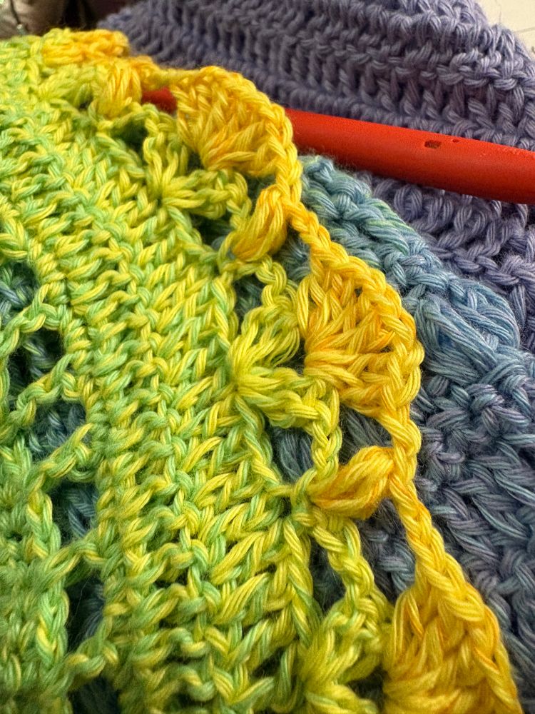 笠石あきさんのHiroka Shawl、縁編みに入りまして終盤を迎えています。黄色からオレンジ、最後はピンクと素敵な糸なのですが模様編みのパートをもう一度繰り返すには足りなさそうだ…