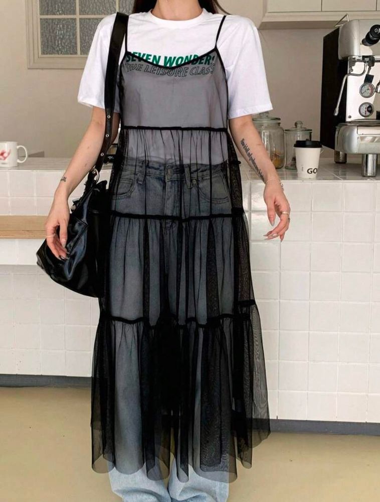 Imagem de uma moça vestindo um vestido de tule preto com camadas e sem textura